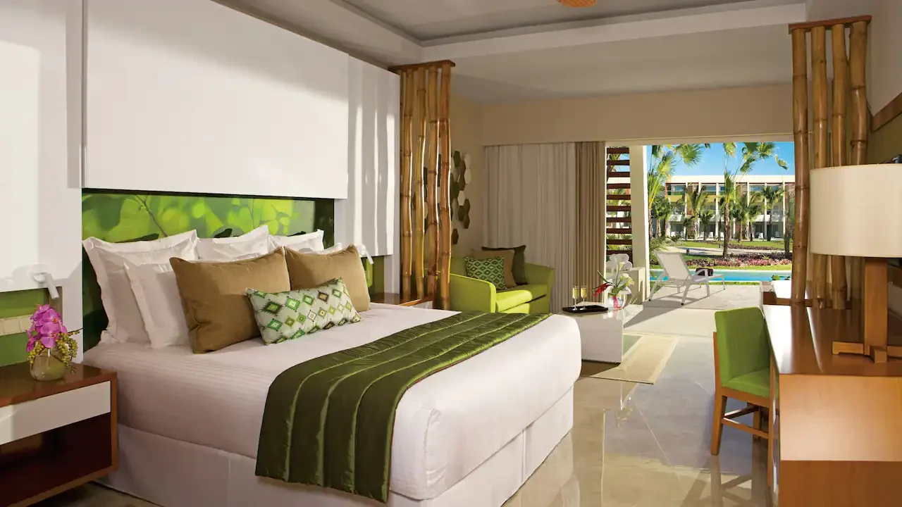 Beautiful swim-up accommodation in tropical setting